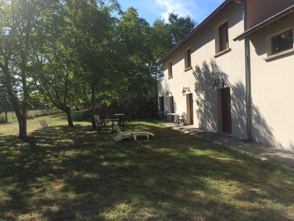 Bed and Breakfast La Ferme Aux Biches Commelle-Vernay Exterior foto